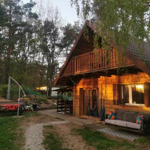 drewniany domek z kanapą przed nim w obiekcie Dream Forest Cabin w Warszawie