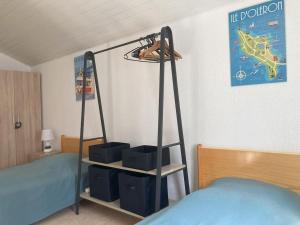 a bedroom with a bunk bed and a ladder at L'hibiscus maison 4 personnes in Dolus-d'Oléron