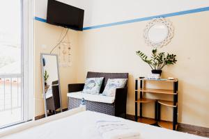 TV a/nebo společenská místnost v ubytování Mavromati Rooms