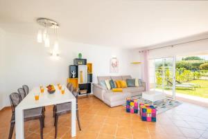 sala de estar con sofá y mesa en Beachsun Gale - beautiful villa close to beach, en Galé