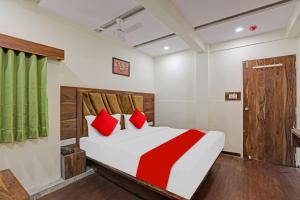 Postel nebo postele na pokoji v ubytování Hotel O Swagat Inn