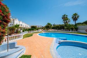 una piscina en un complejo con palmeras en Beachsun Gale - beautiful villa close to beach, en Galé