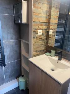 une salle de bain avec lavabo et douche dans l'établissement Mignon studio au cœur de Mèze, à Mèze