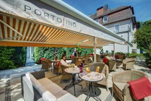 Reštaurácia alebo iné gastronomické zariadenie v ubytovaní Strandhotel Nordischer Hof