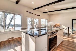 Køkken eller tekøkken på Lakefront Retreat~Hot Tub~Game Room~Fire Pit~ BBQ