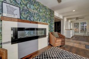 Et tv og/eller underholdning på Lakefront Retreat~Hot Tub~Game Room~Fire Pit~ BBQ