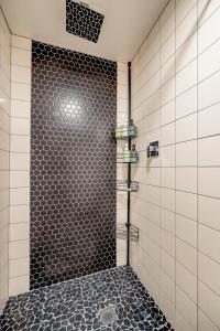 Et badeværelse på Lakefront Retreat~Hot Tub~Game Room~Fire Pit~ BBQ + 46 billeder