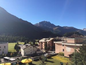 Blick auf eine Stadt mit Bergen im Hintergrund in der Unterkunft Studio Champfer in St. Moritz