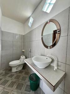 y baño con lavabo, aseo y espejo. en Saellahouse, en Gili Trawangan