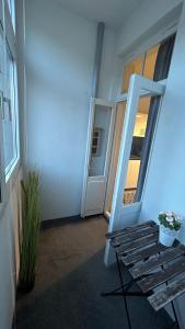 une porte vers une pièce avec un banc et une porte dans l'établissement Nord Ost Apartment, à Kiel 6 autres photos