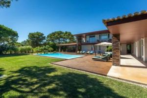 una casa con un ampio cortile con piscina di Villa Atlantic Pearl - Luxury villa located in a Quinta do Lago