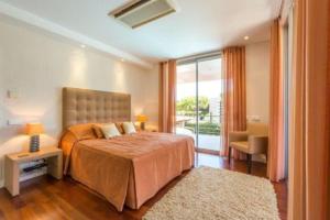 una camera da letto con un letto grande e una finestra di Villa Atlantic Pearl - Luxury villa located in a Quinta do Lago Altre 39 foto