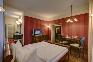 Televízia a/alebo spoločenská miestnosť v ubytovaní Strandhotel Nordischer Hof