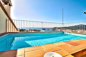 - une piscine au-dessus d'un bâtiment dans l'établissement Club Villamar - Sereni, à Sant Feliu de Guíxols