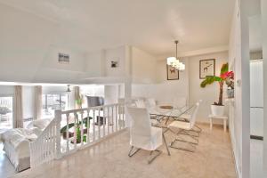 - une salle à manger et un salon avec une table et des chaises dans l'établissement Club Villamar - Sereni, à Sant Feliu de Guíxols