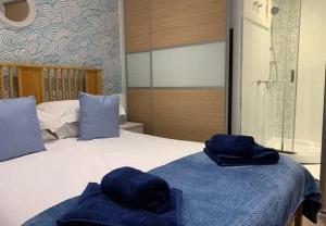 2 toallas están sentadas en una cama en un baño en Apartment 2, 11 The Beach - Ground floor beachfront apartment - Ocholo Villas, en Filey