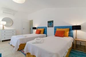 Ένα ή περισσότερα κρεβάτια σε δωμάτιο στο Villa Colom +25 φωτογραφίες