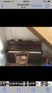 a picture of a piano on a website at L’Hourcadine in Le Pin