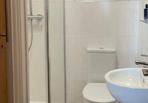 Un baño con ducha, inodoro y lavabo. en Apartment 14, The Moorings - Beachfront & panoramic sea views, en Filey 6 fotos más