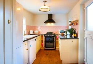 Ett kök eller pentry på Croft Cottage - Quiet residential area only 5 min walk from the beach