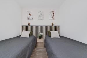 twee bedden naast elkaar in een slaapkamer bij Villa in Rojales in Rojales