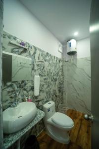 A bathroom at Amrah Resort