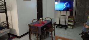 a table with chairs and a television in a room at 11 Guest - Unit 3 in Santa Rosa