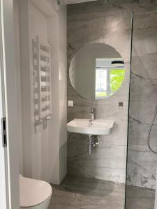 een badkamer met een wastafel en een spiegel bij Enes Apartments Legnicka Street 59D in Wrocław