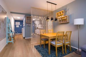 a dining room with a table and chairs at TELMO nuevo apartamento & parking gratis en BilbaoZorroza in Bilbao