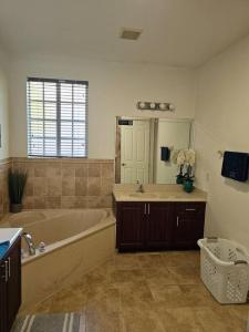 baño grande con bañera y lavamanos en D&N Property Rental, en Miami