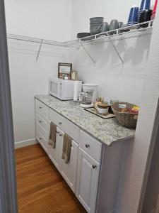 cocina con encimera y microondas en D&N Property Rental, en Miami