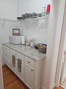 cocina con encimera y microondas en D&N Property Rental, en Miami