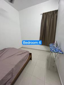 - une chambre avec un lit et un panneau indiquant la chambre dans l'établissement Ruma Tujoh Homestay, à Johor Bahru