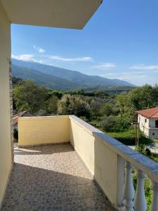 een balkon met uitzicht op de bergen bij Eυχάριστο εξοχικό με όμορφη θέα in Skotina