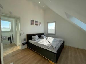 een slaapkamer met een bed in een witte kamer bij Gästehaus Stoll in Filderstadt