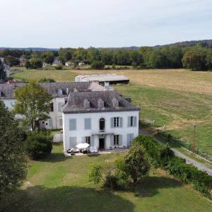 eine Luftansicht eines weißen Hauses auf einem Feld in der Unterkunft Maison de l'enfant gites 