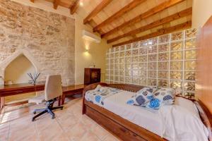 Giường trong phòng chung tại Casa Moll - in the historical town of Alcudia