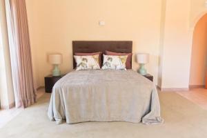 Giường trong phòng chung tại Villa Selena - Beautiful Luxury villa with massage baths