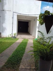 un edificio con un garaje con una puerta oscura en Jayawardana House, en Matara