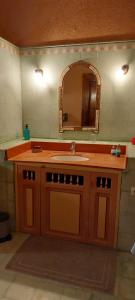 Ksar Oled Cherki的住宿－Auberge Ksar Jallal，一间带水槽和镜子的浴室