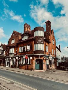 um velho edifício de tijolos na esquina de uma rua em The Stag Hotel, Restaurant and Bar em Lyndhurst