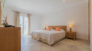 - une chambre dotée d'un lit avec des oreillers orange dans l'établissement Villa Tulipa - luxury golfing resorts, à Almancil 28 autres photos