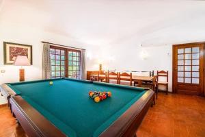 una mesa de billar en una sala de estar con accesorios en Villa Flores - Close to the Amendoeira Golf Resort, en Pêra