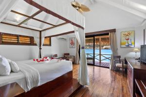 Postel nebo postele na pokoji v ubytování Iririki Island Resort & Spa
