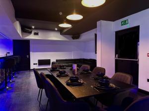 Un comedor con mesa y sillas en The Hideaway by Boutique 56, en Liverpool
