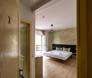 1 dormitorio con 1 cama en una habitación en Izvorul lui Dracula en Rîşnov