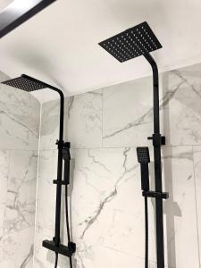 Una ducha con dos luces en un baño. en The Hideaway by Boutique 56, en Liverpool