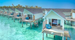 - une vue aérienne sur les bungalows sur pilotis dans l'eau dans l'établissement RAAYA By Atmosphere - Premium All Inclusive with Free Transfers, à Raa Atoll