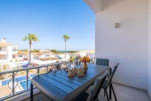 einen blauen Tisch auf einem Balkon mit Poolblick in der Unterkunft Apartment Marlena - complex great for families in Albufeira