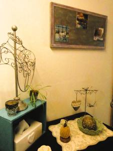 uma sala de estar com uma mesa com uma planta em Chambre poésie em Froid-Chapelle